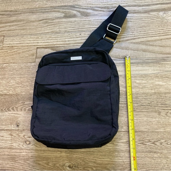Baggallini Black Sling Crossbody Travel Bag Multiple Compartments EUC - Picture 11 of 13
